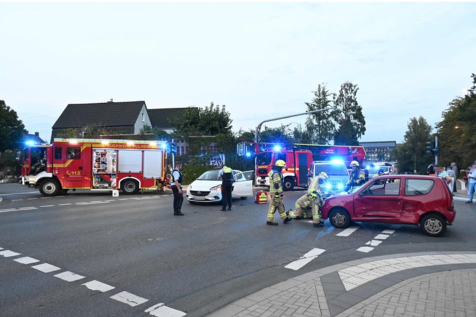 Eine Person musste infolge des Crashs mit schweren Verletzungen in ein Krankenhaus.