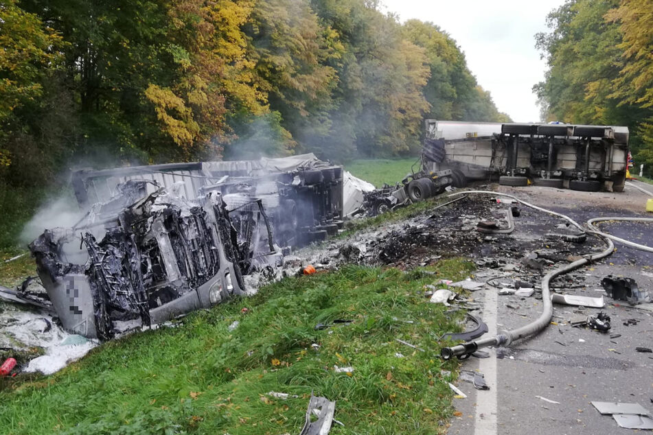 Lkw geraten nach Crash in Brand: Ein Toter bei Unfall auf der S51