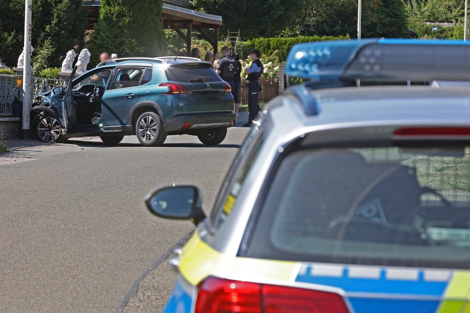 Unfall in Glauchau: Peugeot kracht gegen Gartenzaun