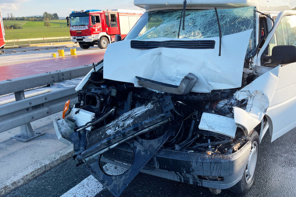 Unfall A9: Lkw kracht in Wohnmobil und schiebt Wagen in anderen Laster: Frau bei Unfall schwer verletzt