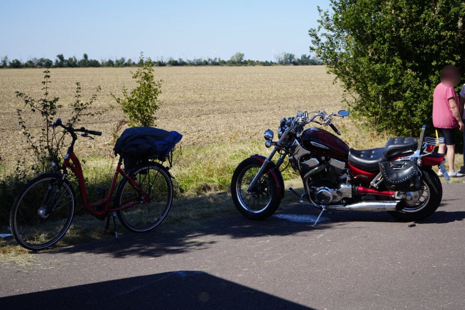 Ein zwölfjähriger Fahrradfahrer und der Führer eines Motorrads waren in den Unfall im Landkreis Anhalt-Bitterfeld verwickelt.