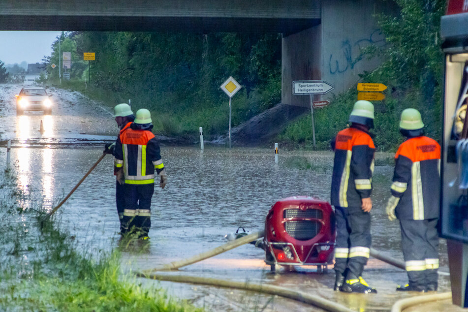 In Neumarkt-Sankt Veit pumpt die Feuerwehr Wasser von einer überfluteten Straße.