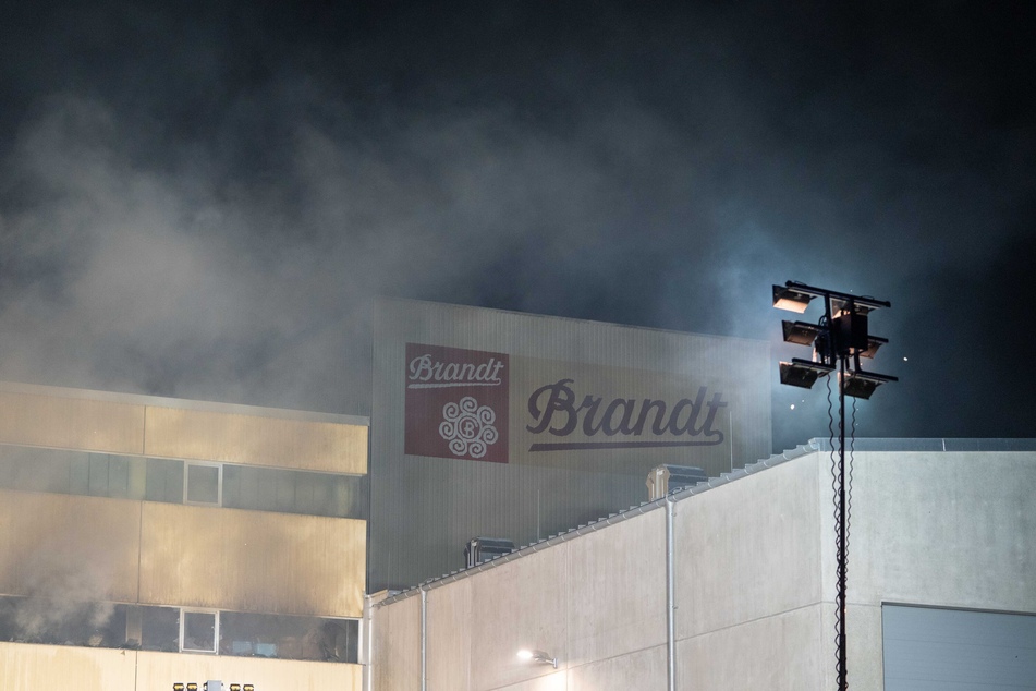 Rauch wabert über das Firmengelände von Brandt in Landshut.