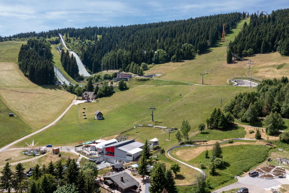Links neben der Sesselbahn soll auf der großen Wiesenfläche der neue Alpine-Coaster entstehen. Er tritt in Konkurrenz zur bereits vorhandenen Sommerrodelbahn.