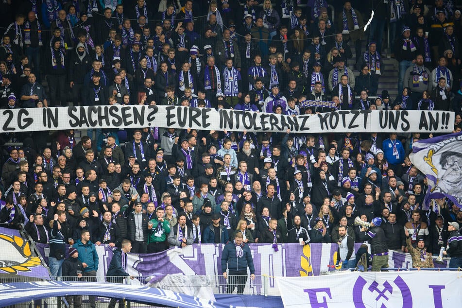 Die Fans des FC Erzgebirge Aue zeigten während des Spiels ihren Unmut über die neuen Corona-Regeln.