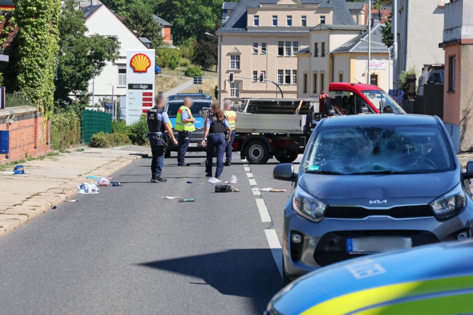 Auf der Straße des Friedens in Limbach-Oberfrohna wurden zwei Fußgänger von einem Kia erfasst.