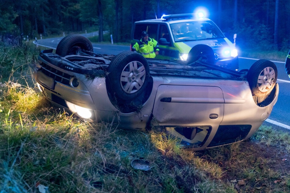 Der Renault blieb nach dem Unfall auf dem Dach liegen.