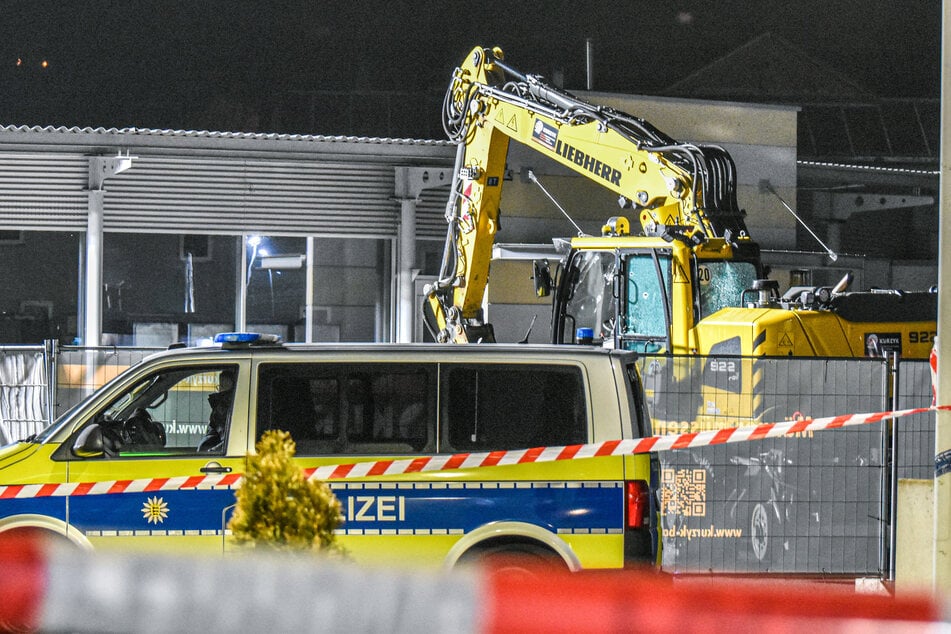 Die Polizei umstellte den Bagger am Dienstagnachmittag.