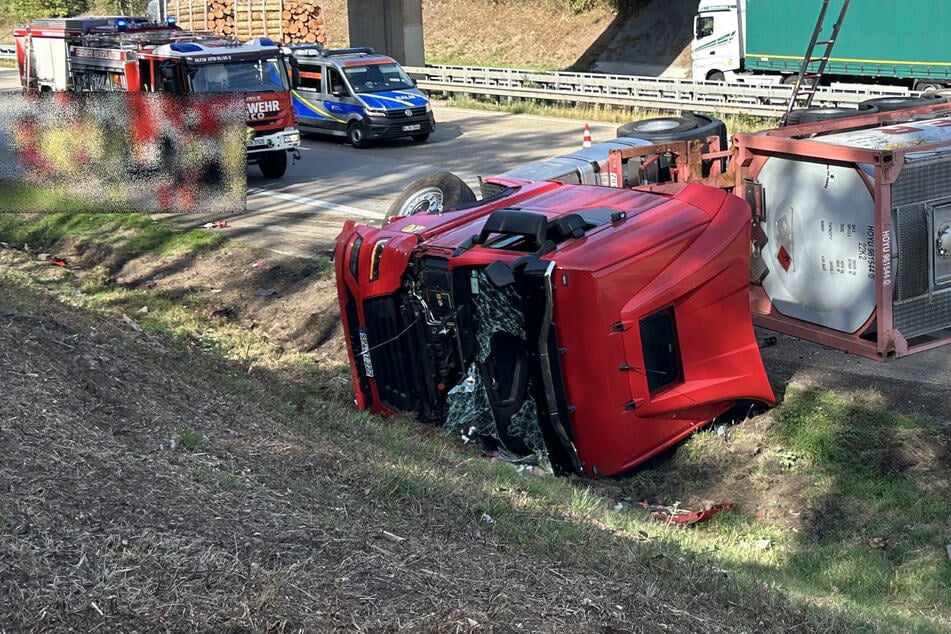 Unfall A6: Tanklaster kippt auf A6 um: Zwei Spuren blockiert - aufwendige Bergung nötig