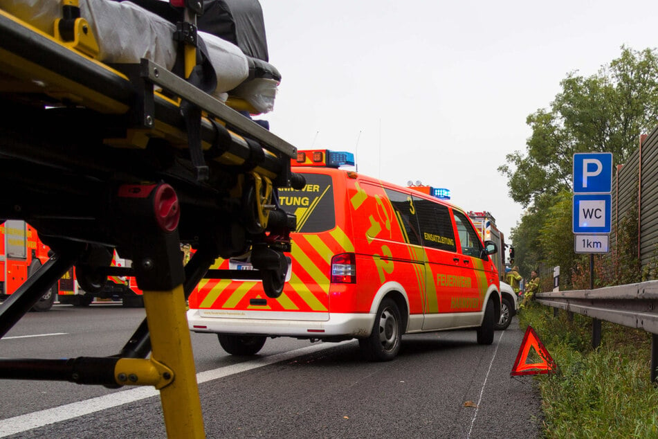 Unfall A57: Stauende übersehen: Linienbus kracht ungebremst in Daimler, mehrere Menschen verletzt