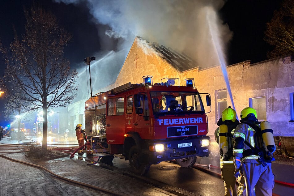 Leipzig: Feuerwehr kämpft bei Leipzig stundenlang gegen die Flammen und muss Gebäude abbaggern