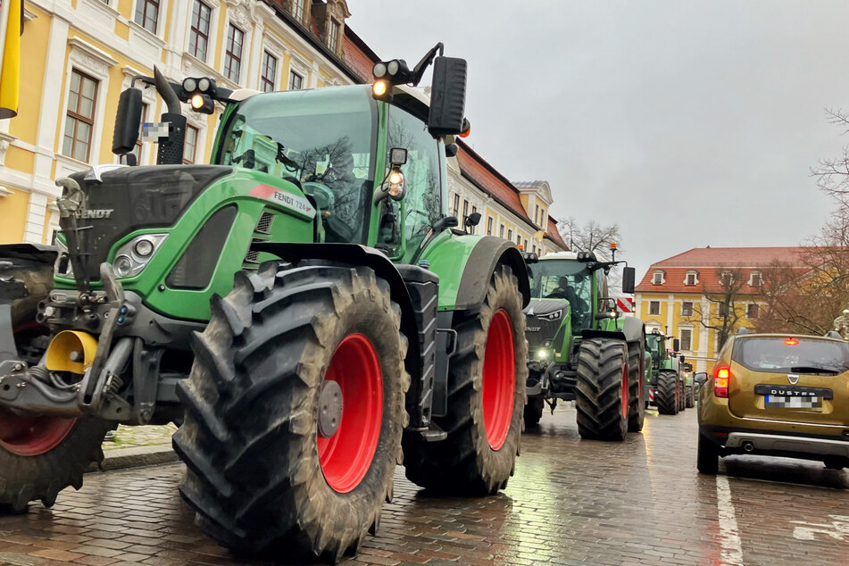 Landwirte aus Sachsen-Anhalt protestierten mit Traktoren vor dem Landtag.