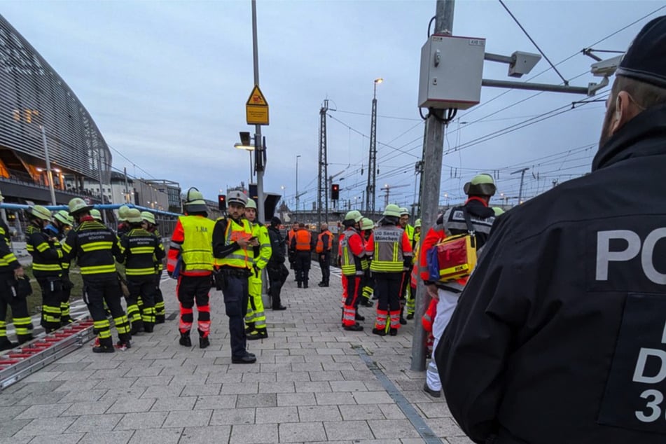 Einsatzkräfte stehen an der S-Bahn-Haltestelle "Hackerbrücke".