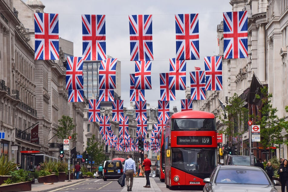 Union-Jack-Fahnen hängen in der Londoner Regent Street. Vom 2. bis 5. Juni findet ein besonderes verlängertes Platinjubiläums-Wochenende für Queen Elizabeth (96) statt.