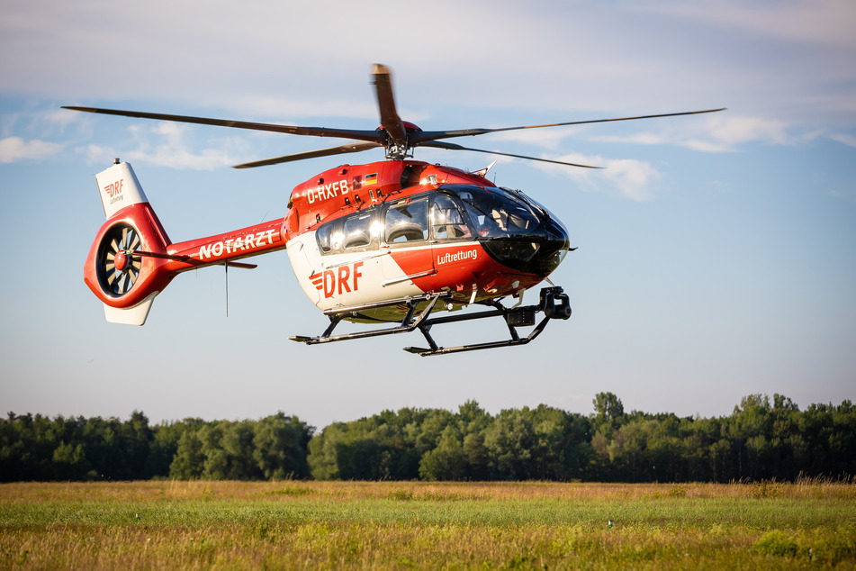 Eine schwer verletzte 18-Jährige musste mit dem Rettungshubschrauber ins Krankenhaus gebracht werden. (Symbolbild)
