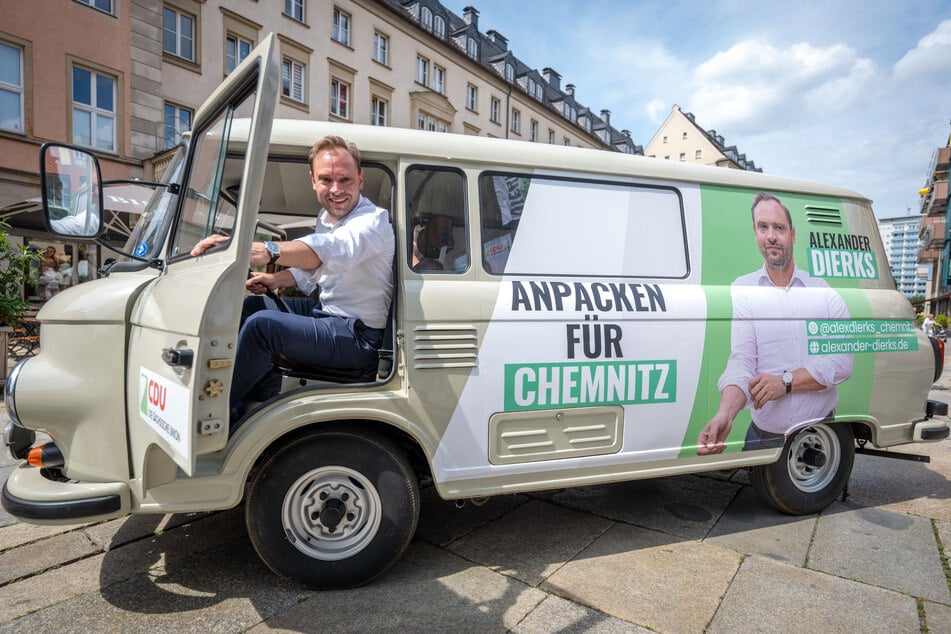 Alexander Dierks (36, CDU) freut sich, im Lieferwagen zu sitzen.