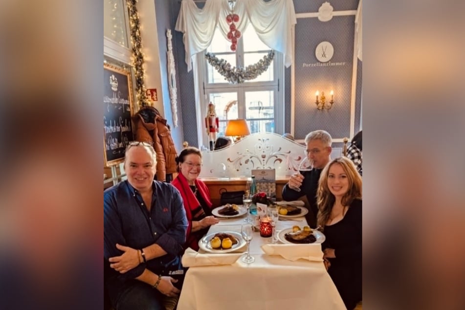 Die Weidlings im Dezember beim Gänseschmaus im Coselpalais (v.l.): Carsten Weidling und Mutter Ingrid, Bruder Marcus und Lebensgefährtin Dinorah.