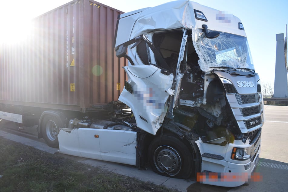 Unfall A2: A2 vorübergehend gesperrt: Laster verliert nach Unfall literweise Diesel