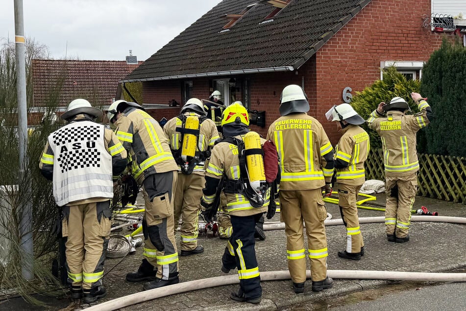 Leblose Frau bei Dachstuhlbrand gefunden, zwei Katzen gerettet