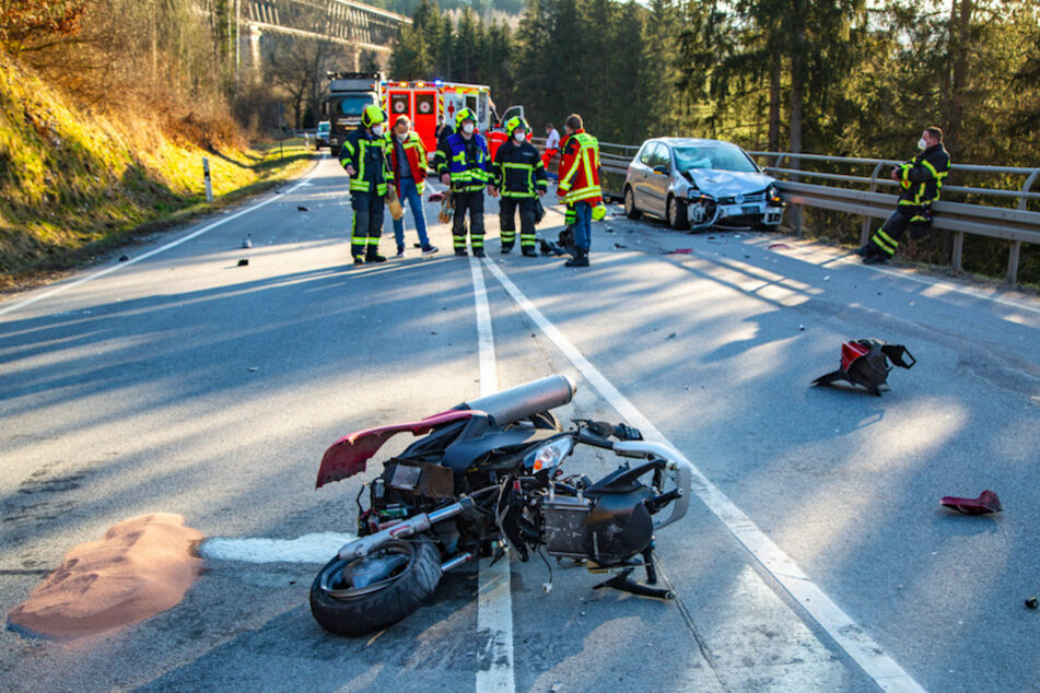 Ein Roller liegt an der Unfallstelle auf der Fahrbahn. Bei einem Frontalzusammenstoß mit einem Auto ist ein 41 Jahre alter Rollerfahrer tödlich verunglückt.