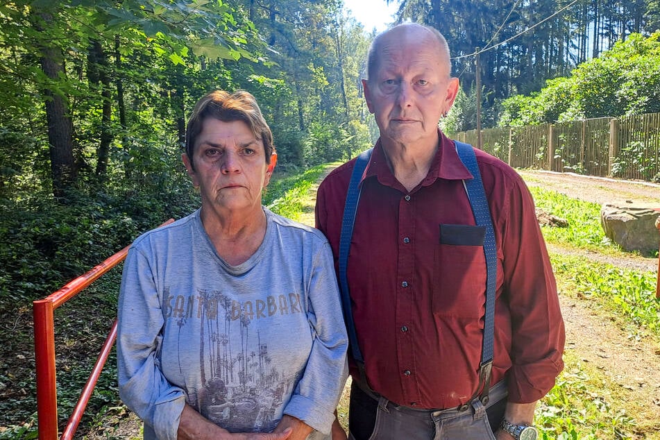 Heiko Graupner (65, r.) und seine Frau Martina (67) kennen den Hausbesitzer.