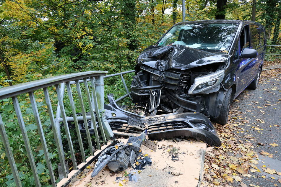 Der Transporter krachte gegen ein Brückengeländer.
