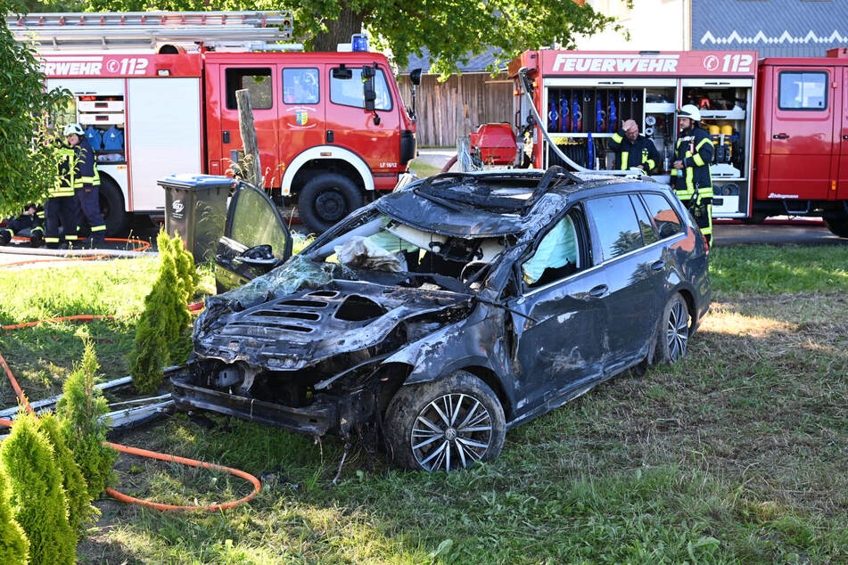 Der VW Passat mit Dresdner Kennzeichen krachte in die Mauer eines Eigenheims an der Ebersbacher Straße in Kottmarsdorf (Landkreis Görlitz).