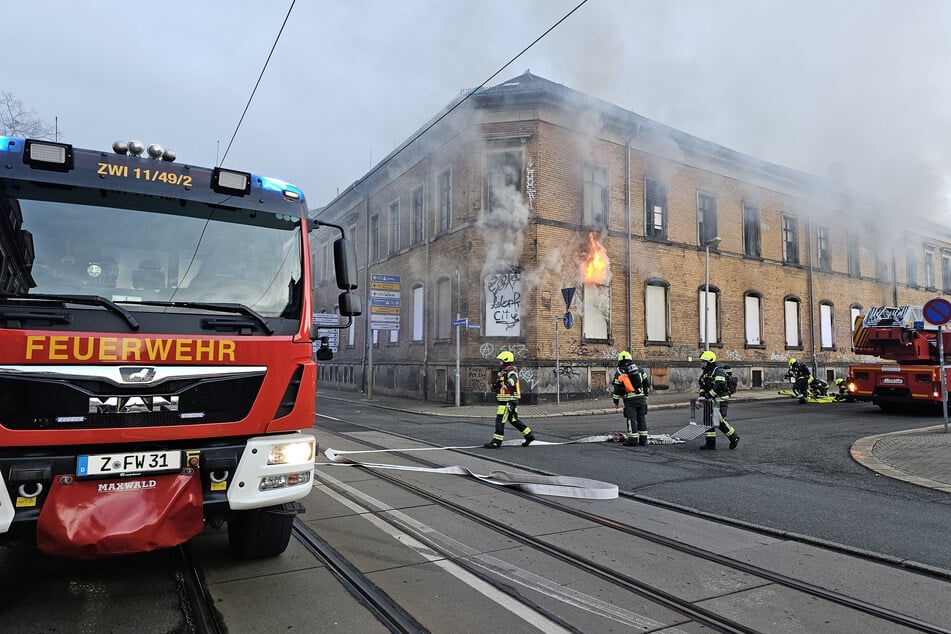 Flammen und Rauch stiegen aus dem leer stehenden Gebäude an der Stiftstraße/Werdauer Straße in Zwickau.