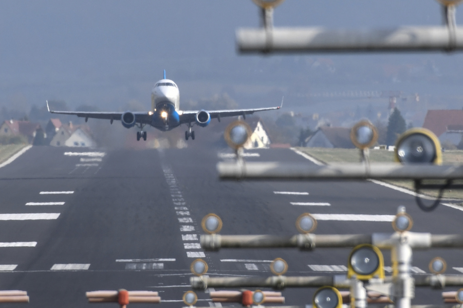 Ein Flugzeug einer Regionalfluggesellschaft startet vom Bodensee-Airport in Friedrichshafen aus.
