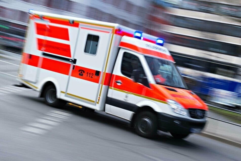 Ein Betrunkener griff mehrere Helfer an und verletzte sie so sehr, dass sie ins Krankenhaus mussten. (Symbolbild)
