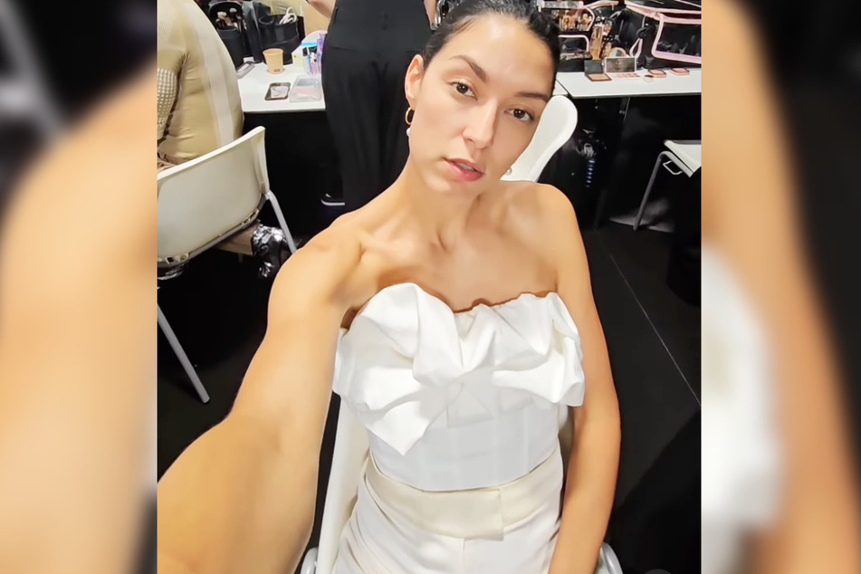 Model Rebecca Mir (31) filmte sich in einem Backstage-Bereich der Pariser "Fashion Week" selbst, um ihren Fans ihre Wandlungsfähigkeit vorzuführen.
