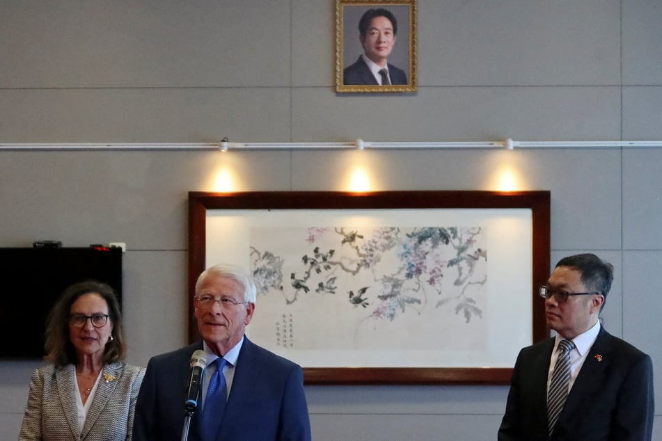 Senator Roger Wicker (c.), chair of the Senate Armed Services Committee, speaks next to Senator Deb Fischer (l.) at the Songshan Airport in Taipei, Taiwan, on August 29, 2025.