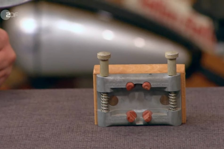 Bei dem Mitbringsel handelt es sich um einen Gehäusehalter und Gehäuseöffner für Rolex-Uhren.