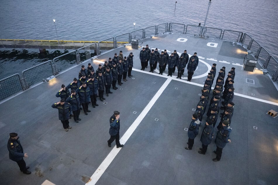 Die Besatzung des Tenders "Donau" steht bei der Musterung durch den Kapitän zur See, Florian Feld, an Deck.