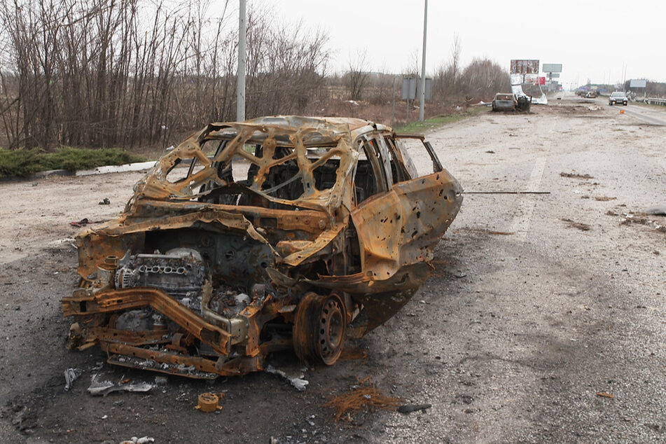 Auf flüchtende Ukrainer schossen russische Soldaten bei voller Fahrt. Die Autos sind von Einschusslöchern gesäumt, brannten im Anschluss vollständig aus.