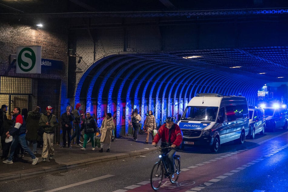 Der Polizeieinsatz am Bahnhof Neukölln hat am Freitagabend den S-Bahnverkehr lahmgelegt.