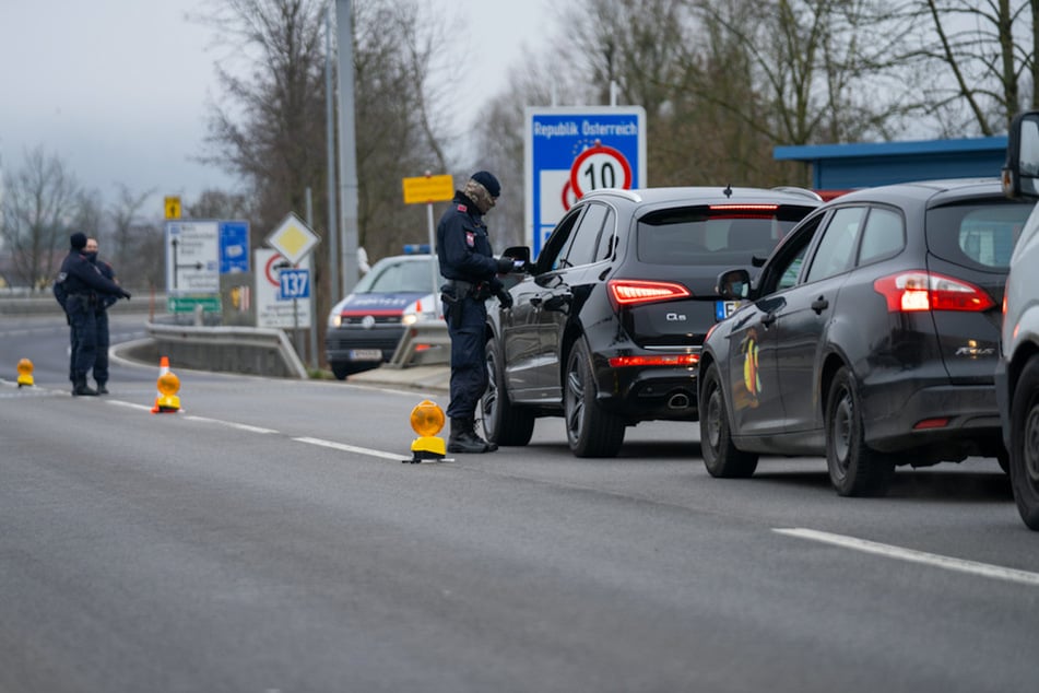Österreichische Polizisten kontrollieren den Einreiseverkehr an der Grenze zu Schärding auf der B512.