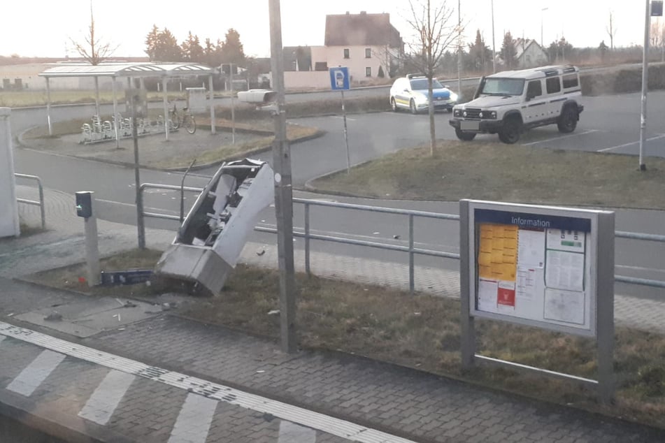 Der Bahnhof Kühren am Donnerstagmorgen. Deutlich zu erkennen: der gesprengte Automat. Die Explosion war offensichtlich so heftig, dass die Maschine sogar aus ihrer Verankerung gerissen wurde.