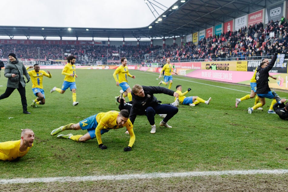 Ausgelassene Stimmung vor den mitgereisten Fans.