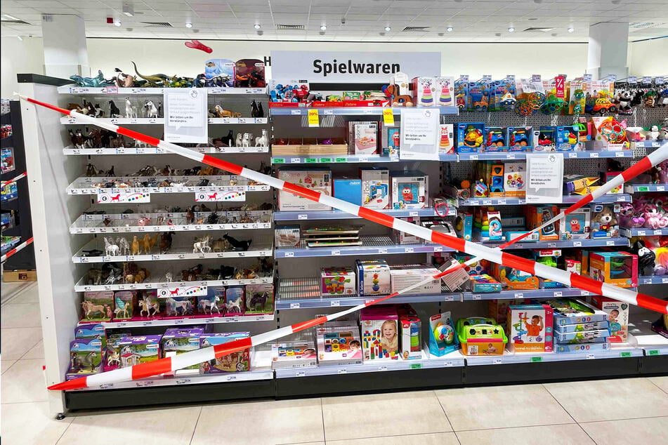 Zum Greifen nah - doch unerreichbar: Spielzeug in Drogerie oder Supermarkt.