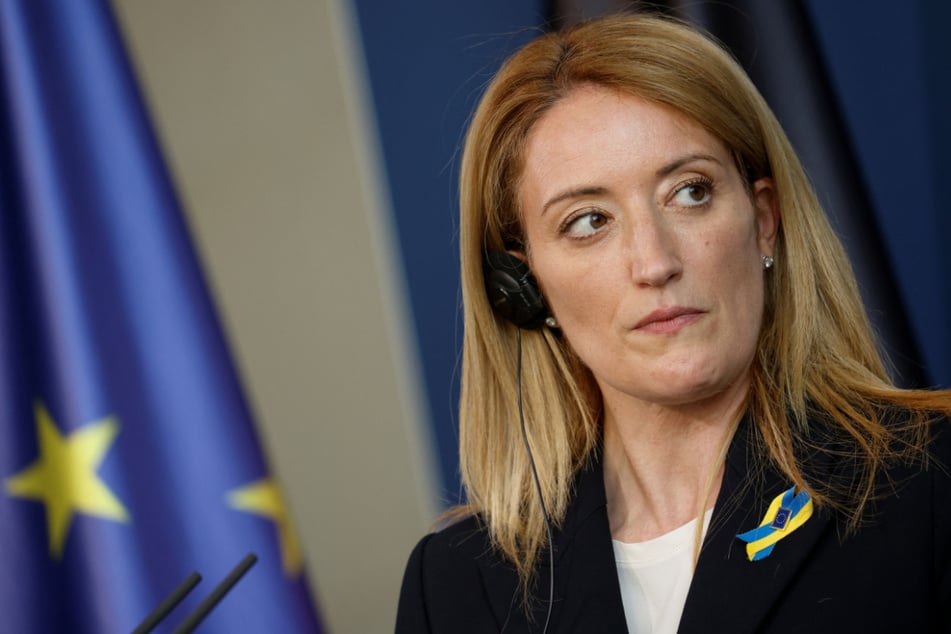 EU-Parlamentspräsidentin Roberta Metsola (43) lässt prüfen, ob bei der Kampagne gegen Regeln verstoßen wurde.