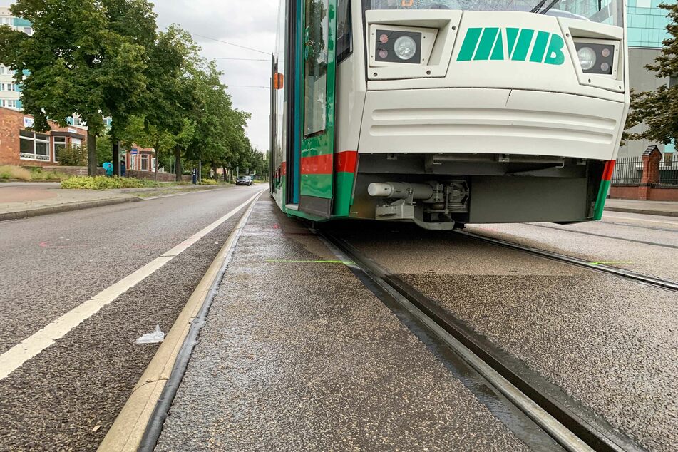 Der 33-Jährige wurde unter der Bahn eingeklemmt und musste von der Feuerwehr befreit werden. (Archiv)