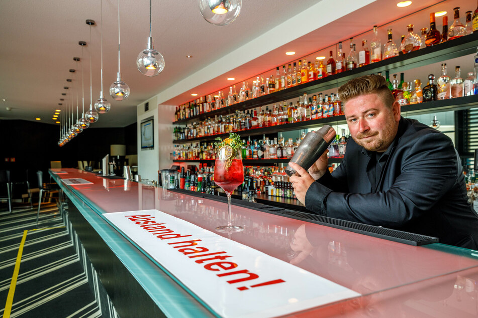 "Twist"-Bar-Manager Marlon Kutschke (32) mixte gestern die ersten Drinks für seine Gäste.