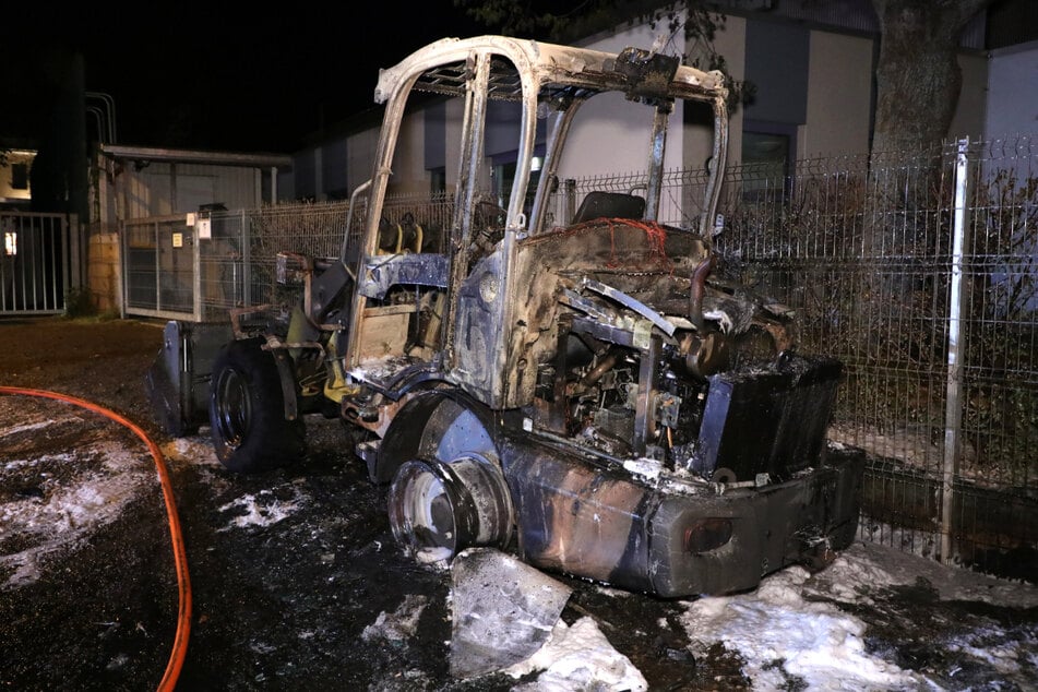 Der Radlader wurde durch das Feuer schwer in Mitleidenschaft gezogen.