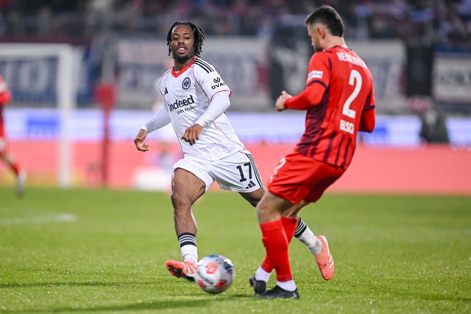Nach zahlreichen schwachen und teils lustlos wirkenden Auftritten hat sich Elye Wahi (22, l.) bei Eintracht Frankfurt wohl selbst ins Aus manövriert.