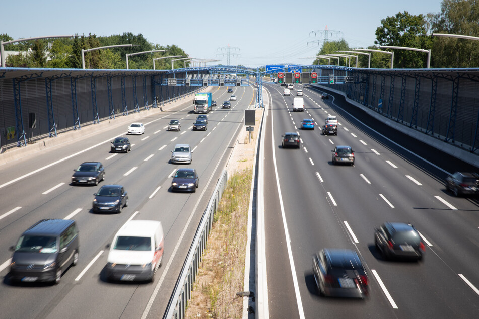Fahrzeuge sind auf der A7 bei Hamburg-Schnelsen unterwegs.