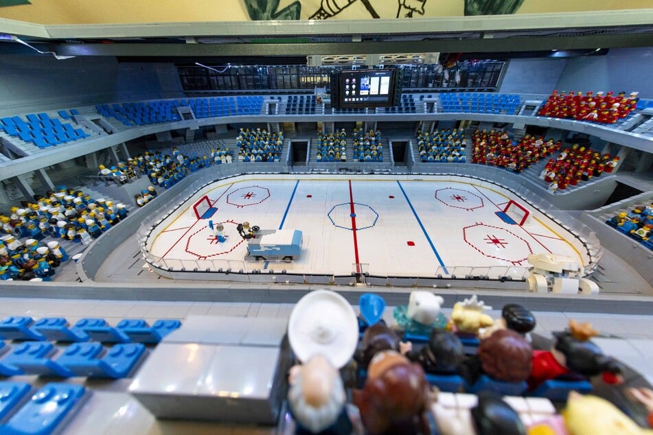 Die Mini-Arena hat sogar Beleuchtung und einen funktionierenden Videowürfel.