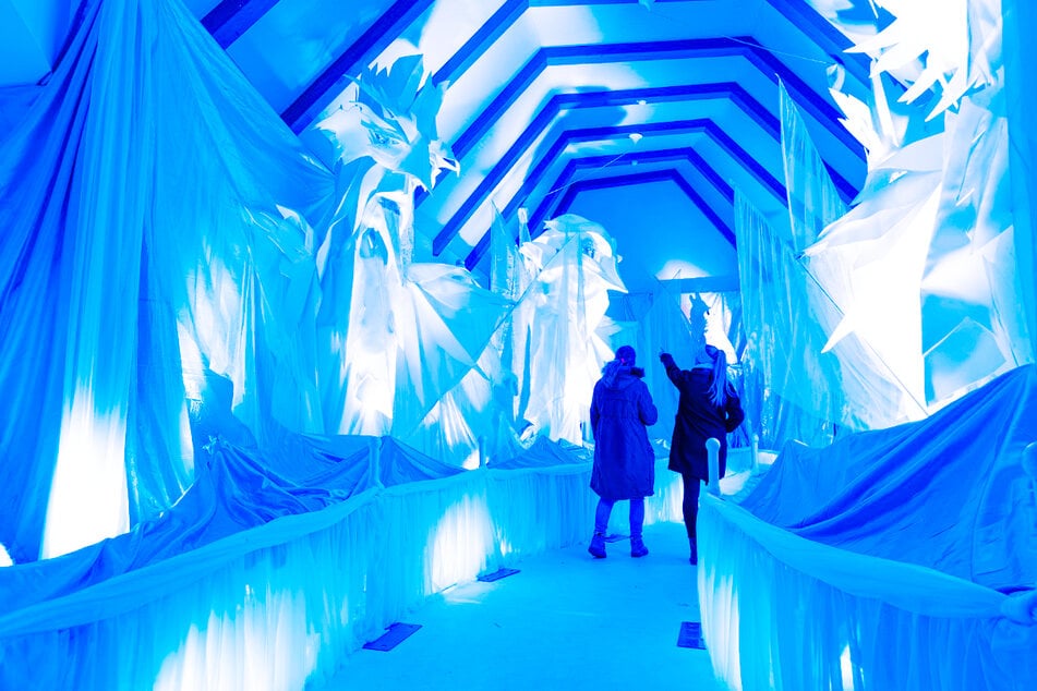 Bis zu fünf Meter hohe Schneegeister warten in der Winterinszenierung "Anima Nivis" beim POLARZAUBER auf der Burg Scharfenstein.