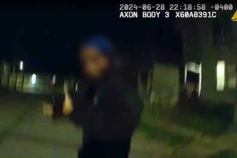 In dieser verwackelten Bodycam-Aufzeichnung ist zu sehen, wie der flüchtende Junge eine Pistole zückt, welche die Beamten für echt hielten.