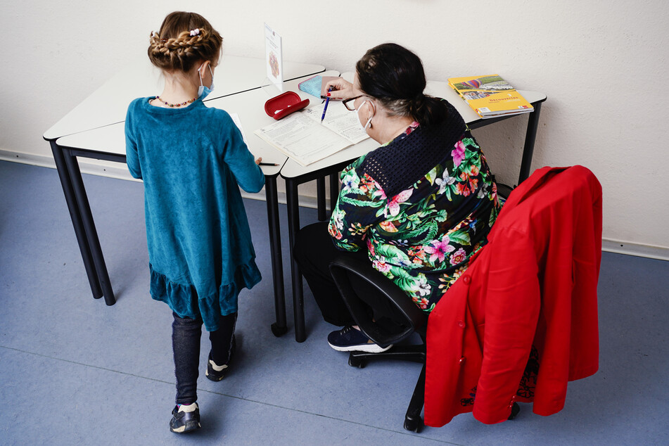 Die zwei Milliarden Euro sind zur Hälfte für Nachhilfe- und Förderprogramme für Schüler in den Ländern gedacht, zum Beispiel unter Mithilfe pensionierter Lehrer, aber auch durch kommerzielle Anbieter.